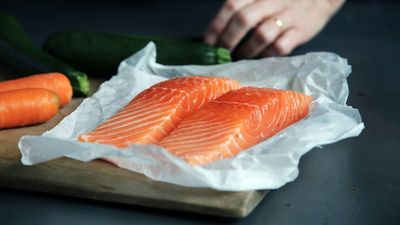 Salmón crudo